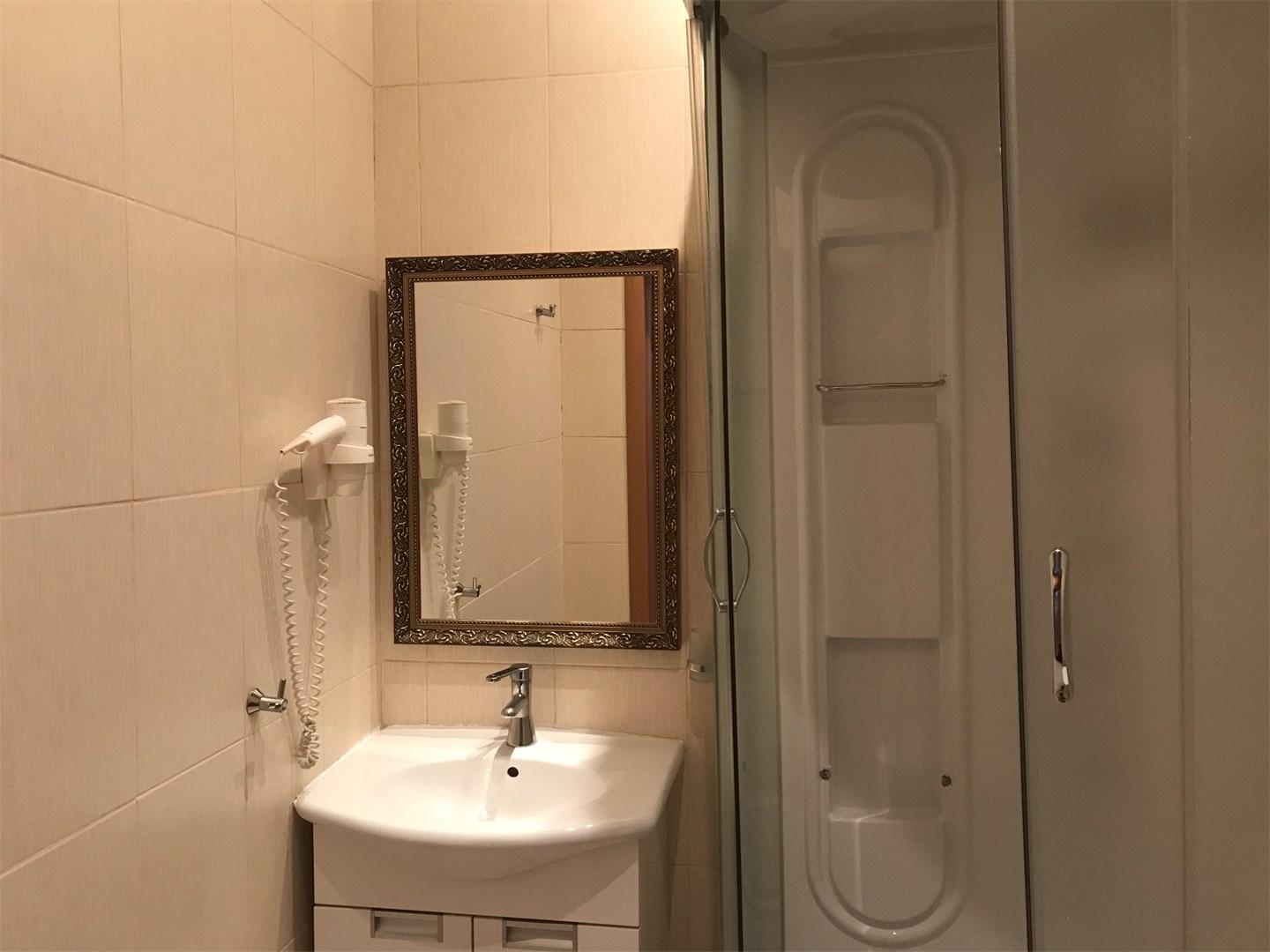 Номер улучшенный с 1 двуспальной кроватью 4
