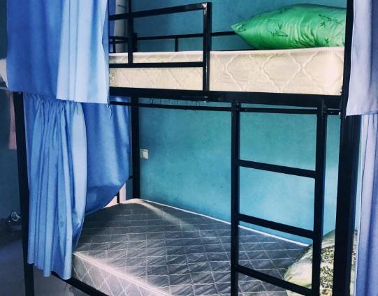 Кровать в общем мужском  номере с 3-двухъярусными кроватями 12м²