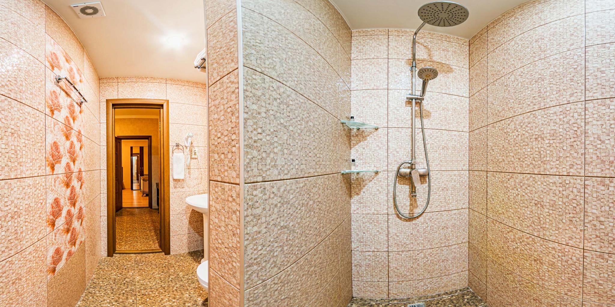 Номер люкс с 2 односпальными и 1 двуспальной кроватью, 55 м² 3