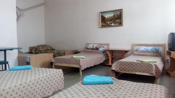 Кровать в пятиместном номере стандарт