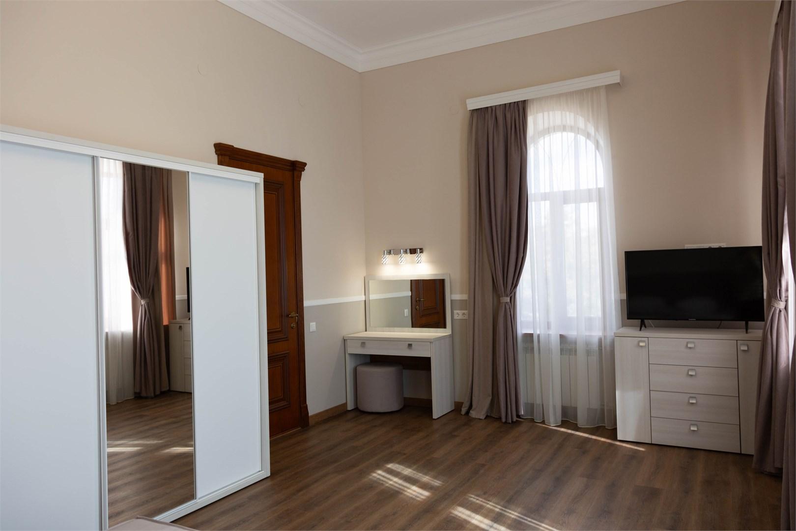 Номер люкс премиум с 1 двуспальной кроватью 3