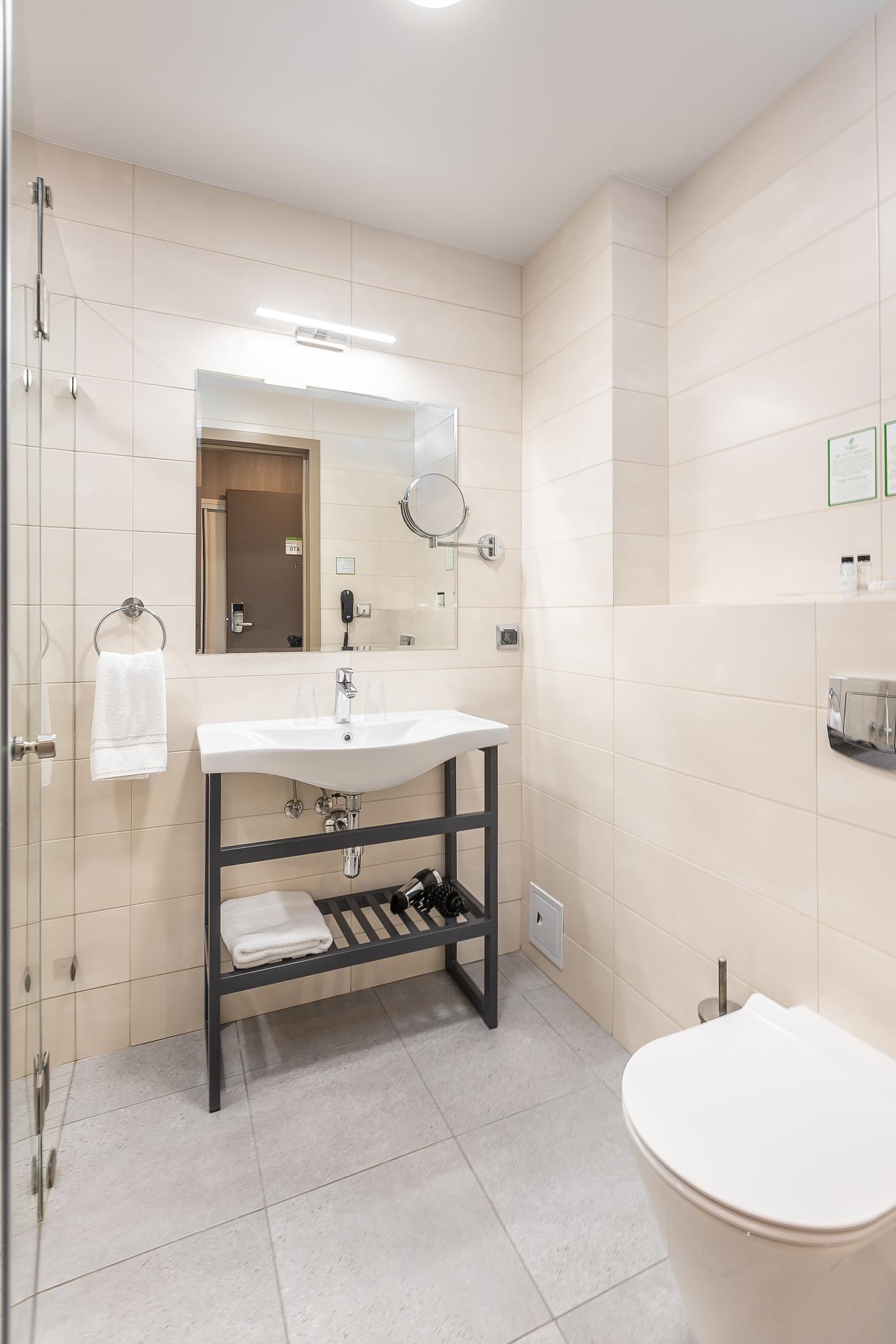 Номер стандарт с 2 односпальными кроватями с видом на реку 4