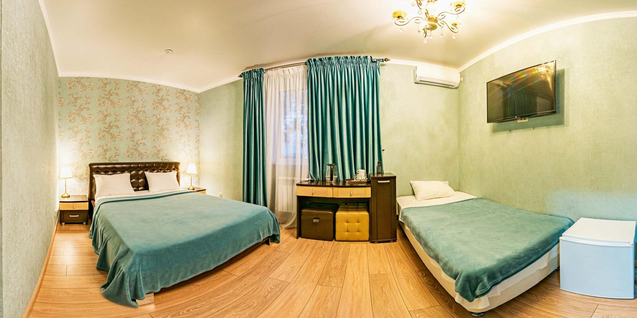 Номер стандарт с 1 односпальной и 1 двуспальной кроватью