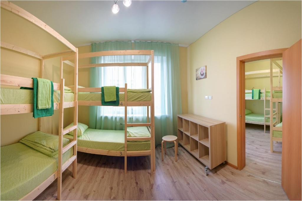 Кровать в 8-местном общем женском номере (общие удобства) 3