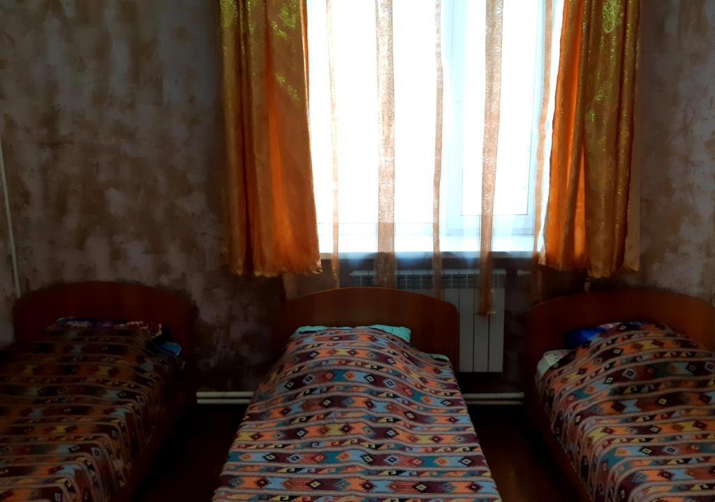 Кровать в 6-местном общем мужском номере 3