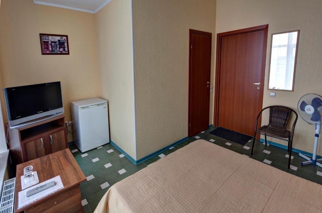 Номер стандарт с 1 двуспальной кроватью 3