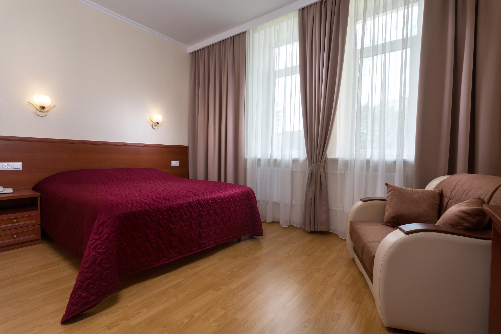 Номер комфорт с 2 односпальными и 1 двуспальной кроватью