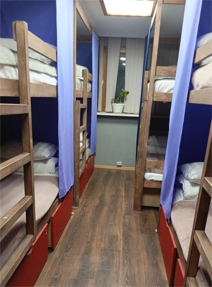 Кровать в 8-местном общем мужском номере (Удобства на этаже) в Lv.hostel