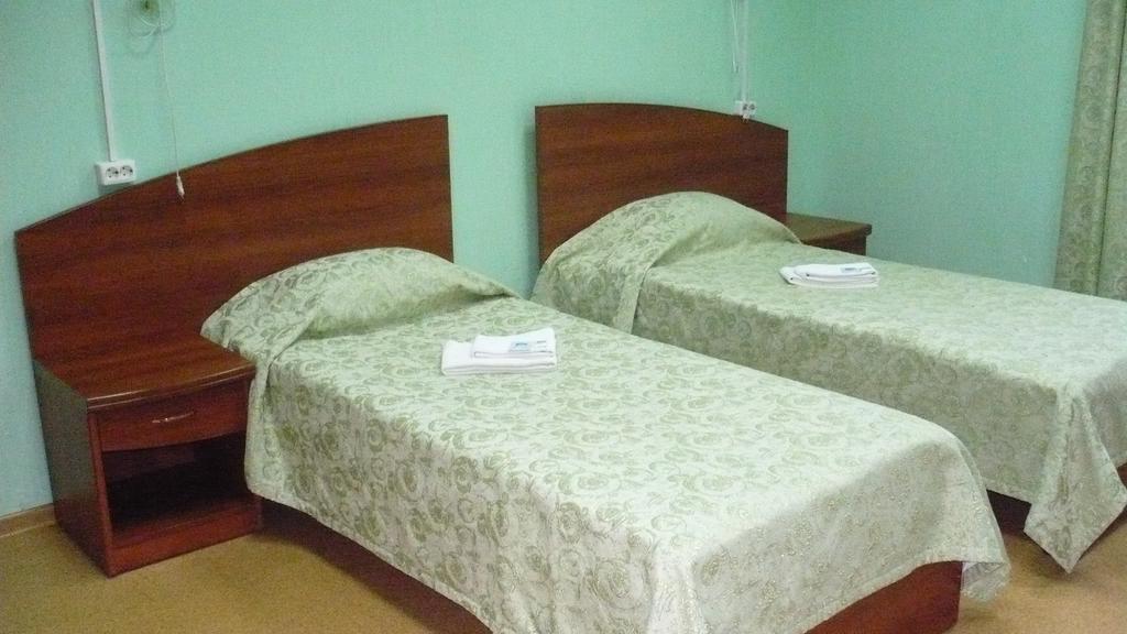 Номер эконом с 2 односпальными кроватями (удобства на этаже) 4
